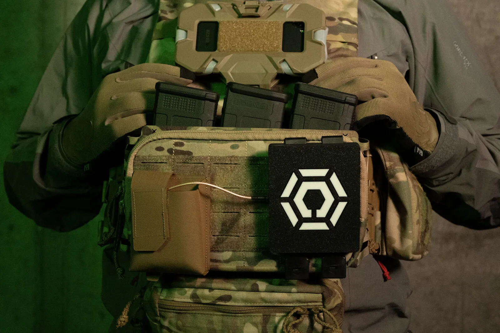 Front view of a plate carrier with a Carbon ISR antenna housing and coaxial lead routed into the kit