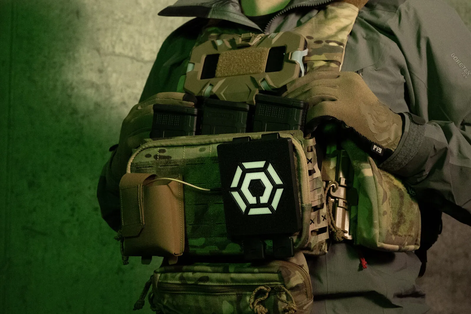Operator wearing a plate carrier with a Carbon ISR antenna housing mounted on the chest rig